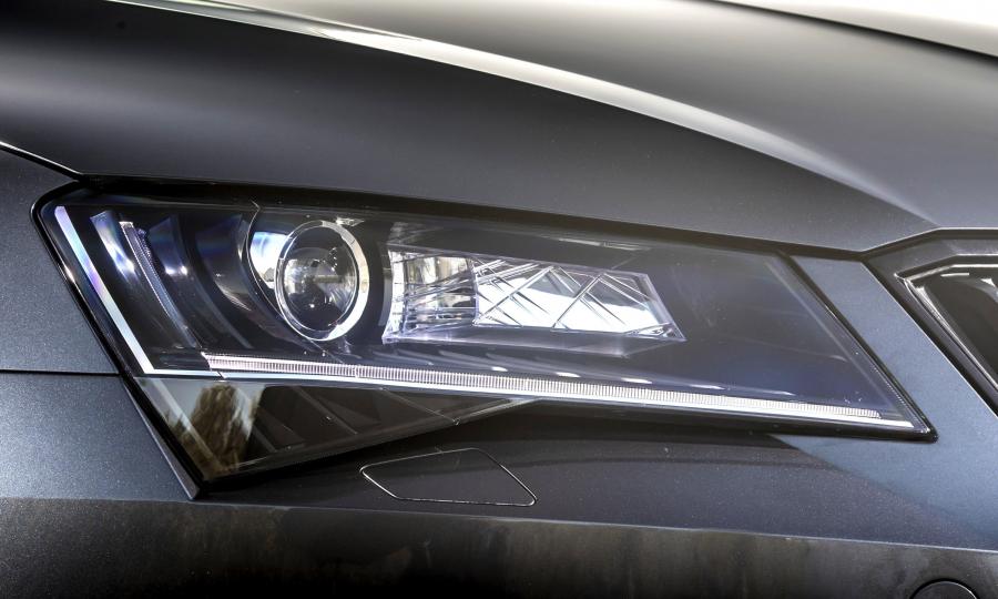 Детали экстерьера Skoda Superb Wagon 4x4 SportLine 2016 года  (UK) (фото 12 из 24)